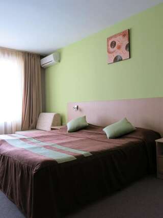 Отель Albizia Beach Hotel Варна Двухместный номер с 1 кроватью или 2 отдельными кроватями и видом на море-3